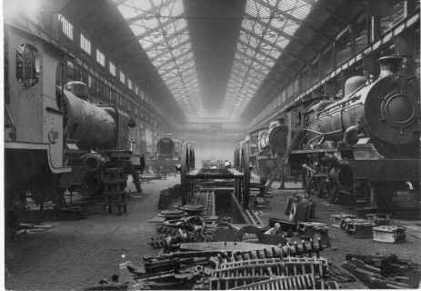 erecting shop in 1950 with IGR HPS loco's.jpg (107910 bytes)